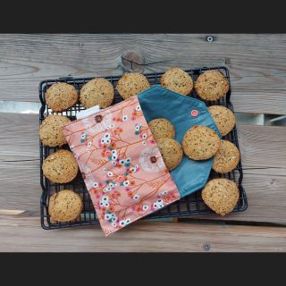 Ca fait longtemps que je ne vous ai plus partagé de photo gourmande ... alors voilà quelques petits biscuits que j'ai cuits ce matin pour les emporter avec moi. Aussi bons que jolisJe sais que vous aimez que je vous partage la recette, la voici :Peser dans un bol
100gr de beurre
100gr de confiture d'abricots 🍑 (cuite la semaine dernière avec de bons luizets valaisans of course)
50gr de sucre
1 pincée de selMélanger le toutAjouter 1 œuf et battre jusqu'à ce que le mélange blanchissePeser dans 1 autre bol
150gr de mélange de flocons (avoine épeautre etc)
150gr de farine
50gr de mélange de graines (lin, chial, chanvre etc)
1.5 CC de poudre à leverMélanger et former des rouleaux, placer au réfrigérateur 1-2h minimum.Sortir les rouleaux et découper chaque 0.7 cm environ.
Placer sur une plaque et cuire à 160°C chaleur tournante environ 15-20minutes.Et ma petite pochette a été cousue à base de chutes restantes d'une commande. L'intérieur en ECO-PUL garanti pour le contact alimentaire en fait une pochette à en-cas idéale !Beau samedi à vous 🌞👒🍑