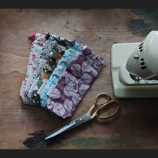 Après avoir passé mon week-end à coudre de nouveaux modèle de pochettes à parapluie, la pluie est enfin arrivée 🐌 !! J'aurais peut-être dû m'y mettre plus vite 🤭 !!Vous connaissez ma pochette à parapluie ? Parce que vous vous en doutez, ce n'est pas un simple joli étui ...L'idée à germé un jour très pluvieux à Londres ... un de ces jours ou on entre dans un magasin, puis un autre, puis un musée, un restaurant ... et ce parapluie pliable détrempé qui nous suit partout, dégouline, nous est bien utile ... mais qu'en faire quand on entre quelque part ?J'ai rêvé d'une pochette étanche pour y ranger son parapluie et le glisser dans mon sac ... mais je ne cousais pas encore à l'époque. C'est une virée shopping pluvieuse racontée par ma collègue quelques années plus tard qui à remis cette idée au goût du jour.J'ai donc cousu cette fourre en coton enduit et l'ai doublée d'un tissu microfibre pour absorber l'humidité du parapluie. On y glisse son parapluie mouillé et le tour est joué. Testé et approuvé depuis plusieurs années 😉 Il suffit de faire sécher la fourre et le parapluie au retour à la maison.Convient aux parapluies de poche standard du commerce.
CHF 18.- pceSi vous voulez faire ce cadeau à votre parapluie, à vous même ou à une amie, retrouvez en quelques modèles chez @lamaisondemanon à Lausanne ou sur mon site internet, lien en bio.