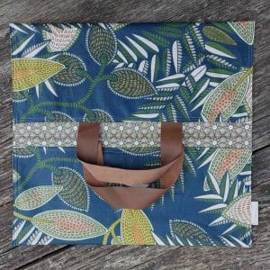 Sac à tarte en coton enduit fleuri bleu avec poignées en cuir