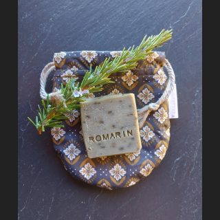 C'est avec l'odeur fraîche, vivifiante et résineuse de ce savon romarin que je vous salue aujourd'hui 🌿La neige ❄️ tardive d'avril a fait beaucoup de casse au jardin sur l'énorme plan de romarin en fleurs. En observant les dégâts avec tristesse, je me suis dit que j'allais essayer de valoriser au maximum ces branches cassées. De beaux bouquets ont embelli et parfumé notre intérieur, des branches ont séché pour épicer nos plats, et les plus belles ont été utilisées pour faire un macérât huileux.C'est ce magnifique macérât coloré et parfumé que j'ai utilisé pour ma pâte à savon. En y ajoutant quelques brins mixés pour un léger côté peeling. Au final un savon aux notes vivifiantes parfaites pour les douches hivernales !Il prend la pose avec un pochon à savon tout juste cousu, à l'imprimé aux coloris pain d'épices. Parfait pour vous souhaiter un doux temps de l'Avent !©️modèle déposé OMPIPochon à savon 18.- CHFCe modèle - ou d'autres - auprès des points de vente en story ou sur www.latatadelulu.ch