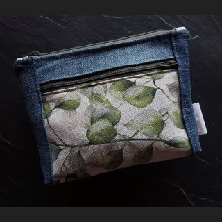 Ma grand-maman m'a demandé si je pouvais lui coudre une nouvelle trousse à médicaments, la sienne étant fichue. Et je sais combien elle aimait et trouvait pratique l'ancienne !!J'ai sorti un jeans de ma réserve de jeans troués (et pas n'importe lequel, vous admirerez l'improbable ❤️) et des chutes des cotons utilisés pour coudre les tote bag ...Quelques coups de ciseaux ✂️ plus tard, j'ai essayé de lui coudre une jolie petite trousse upcyclée. Oui, petite la trousse, parce  que bien qu'allant sur ses 97 ans, Mamy est en pleine forme 🍀.La poche extérieure est identique à celle de l'ancienne trousse. J'ai glissé un cœur ❤️ dans la doublure intérieure, histoire que Mamy aie un ptit coucou "good vibes" à chaque fois qu'elle prend un médicament. Ainsi que 2 poches intérieures pour organiser le rangement et faciliter les recherches ... un petit fond plat donne du volume.J'espère qu'elle plaira autant que l'ancienne !Allez, la trousse est emballée, le timbre est collé, je file marcher dans la ❄️☃️❄️ pour la poster 📮Belle journée et prenez soin de vous 🫶🏼 !!