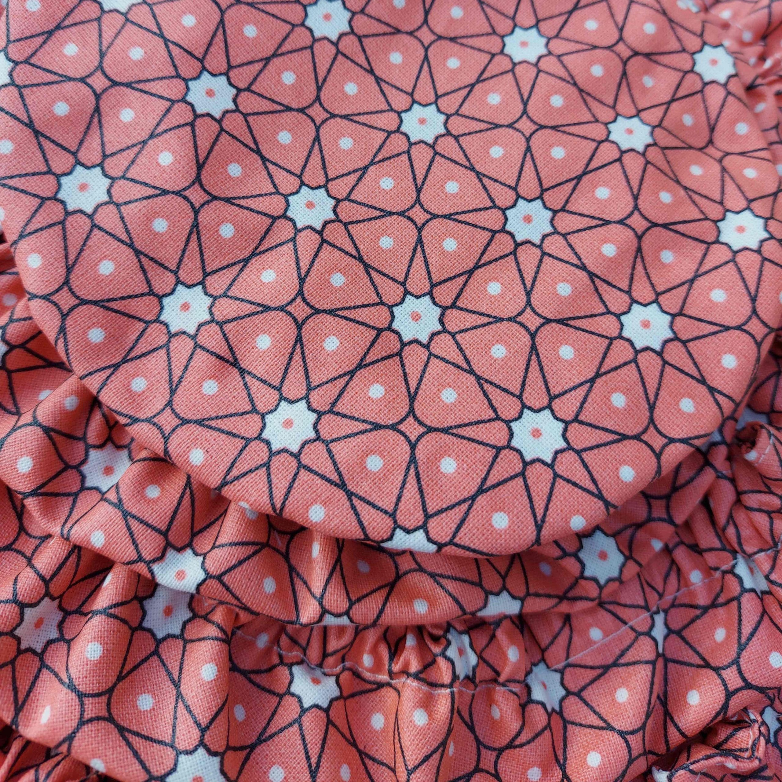 charlotte couvre-plat, lavable, détail du tissu motif géométrique