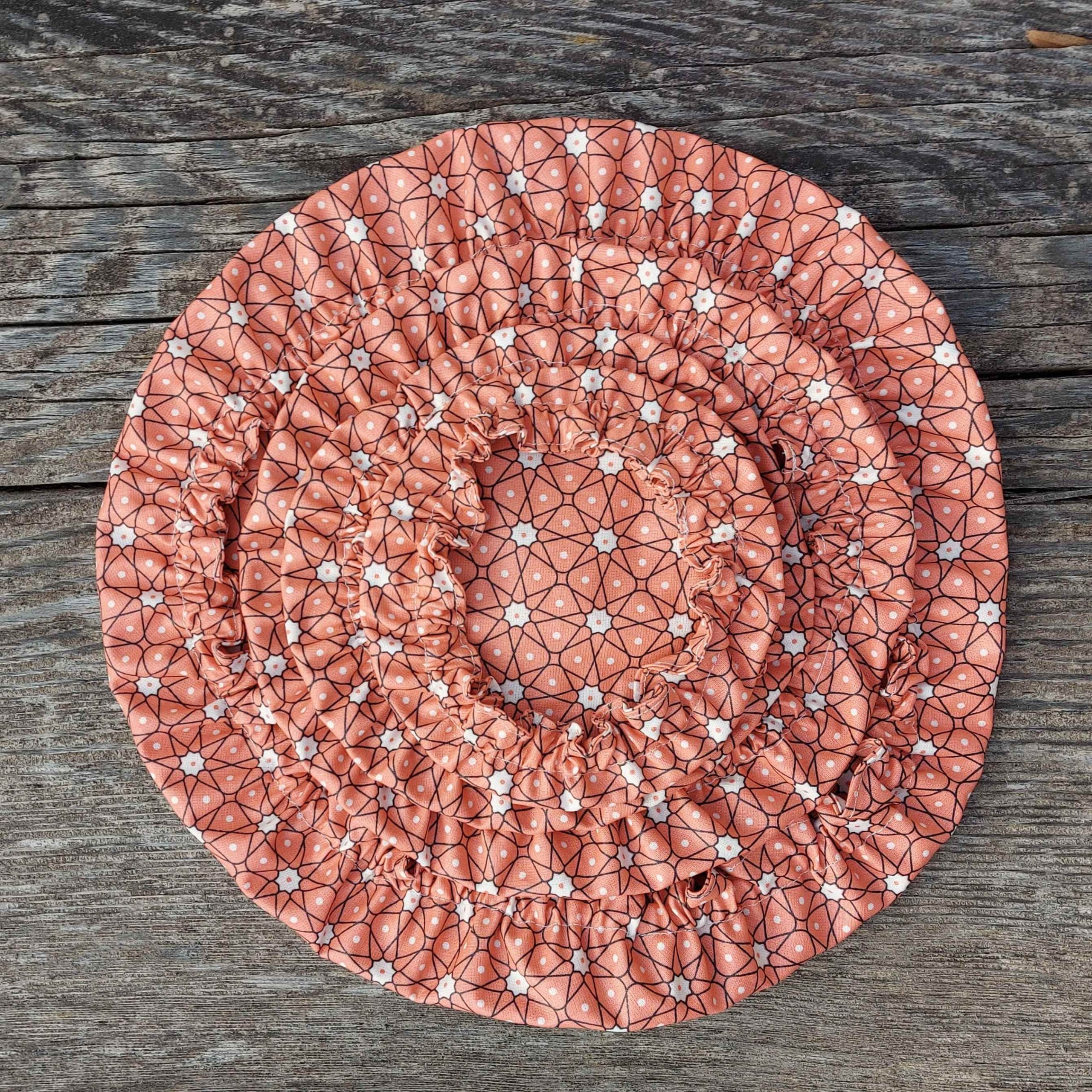 Charlotte couvre-plat, s’adapte aussi à un récipient non rond.