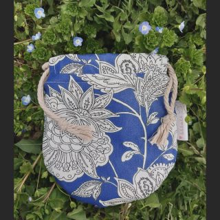 🌿 L'infinie beauté des arbres en fleurs 🌿 la bienfaisante chaleur des rayons du soleil 🌿 le mélodieux chant des oiseaux 🌿 bienvenue au printemps et sa douceur 🌿❤️Merci à vous tous qui me suivez dans cette si belle aventure❤️Merci à tous ces lieux uniques et précieux qui me font confiance et proposent mes produits :@atelierduverger - Fribourg et Avry
@levergersolaire - Sion
@lesiloenvrac - La Chaux-de-Fonds
@natureenvracgeneve - Genève
@tonbonheurenvrac - Cortaillod
@auxsaveursetsenteurs - Sion
@lasymphoniedespaturages - Trey
@epicerie.coupe.circuit - Lausanne
@iocolnaturale - Miglieglia
@_ecolocal - Sion
@laguintsette - Leysin
@leboudoir_crans_montana - Crans Montana
@bio_bagnes - Le Châble
@la_maison_de_manon - LausanneChacun de ces point de vente est un commerce indépendant, riche de connaissances, qui soutient les petits producteurs et artisansEn leur rendant visite, vous soutenez un maillon précieux de notre vie locale❤️